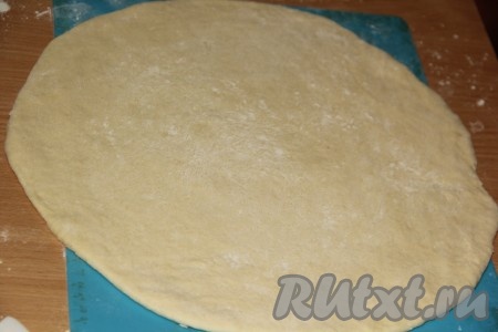 На столе, припылённом мукой, раскатать тесто в круг диаметром, примерно, 35 см.
