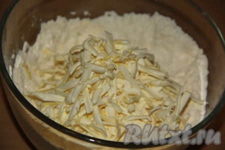 Холодное сливочное масло натереть на тёрке (или нарезать на кусочки) и добавить в мучную смесь.
