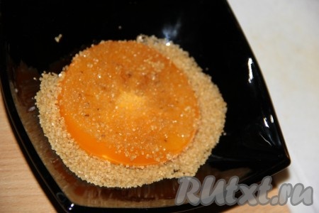 Обвалять кружочки хурмы в 4-6 столовых ложках сахара (я взяла тростниковый сахар).
