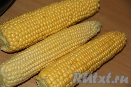 Початки кукурузы очистить от листьев и волосинок.
