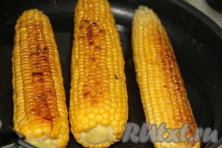 Когда початки кукурузы обжарятся со всех сторон, убавить огонь до минимума, аккуратно влить горячую (!) воду. Накрыть сковороду крышкой и томить кукурузу на медленном огне в течение 20 минут. Пока кукуруза пропаривалась, я два раза переворачивала початки.

