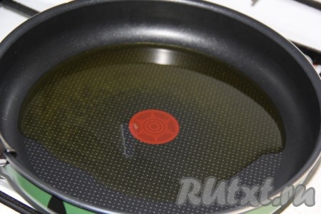 В сковороду влить масло (я использую оливковое масло).
