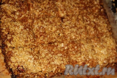 Запекать козинаки из овсяных хлопьев в разогретой духовке минут 30 (до золотистого цвета) при температуре 220 градусов. Достать из духовки, немного остудить, нарезать на квадратики, затем полностью остудить.&nbsp;
