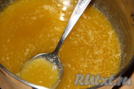 Поставить кастрюлю на небольшой огонь и растопить масло, помешивая. Должна получиться однородная масса, сахар должен полностью раствориться.
