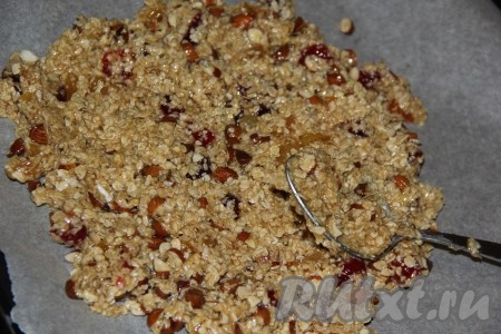 Перемешать массу, она получится в меру густой и комковатой. Противень застелить пергаментом. Выложить массу и разровнять.
