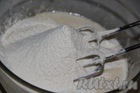 В смесь желтков, молока и масла всыпать просеянную муку.
