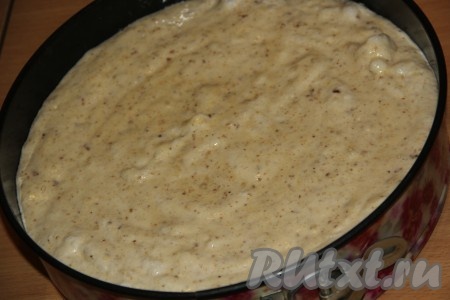 Тесто получится очень лёгким и воздушным. Форму диаметром 26 см смазать растительным маслом. Выложить тесто в форму и разровнять.
