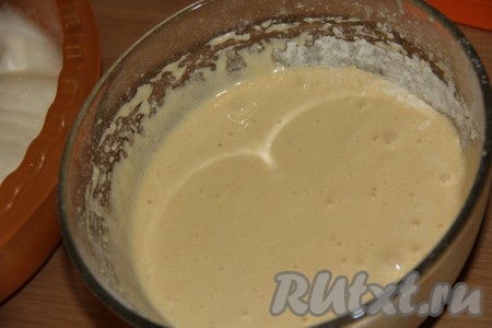 На маленькой скорости миксера перемешать тесто.

