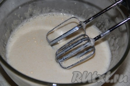 В желтки влить оливковое масло и молоко, взбить миксером до однородного состояния.
