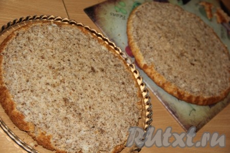 Готовый корж полностью остудить, а затем разрезать на две части.&nbsp;Корж получается с нежной и влажной текстурой. Такой корж не требует пропитки сиропом.
