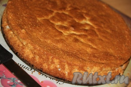 Выпекать корж в разогретой духовке, примерно, 1 час при температуре 180 градусов (готовность можно проверить зубочисткой - при прокалывании готового коржа зубочистка останется сухой). Корж получается высоким.
