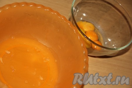 Аккуратно разделить яйца на белки и желтки.
