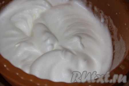 Взбить с помощью миксера белки с сахаром и щепоткой соли до стойких пиков.&nbsp;
