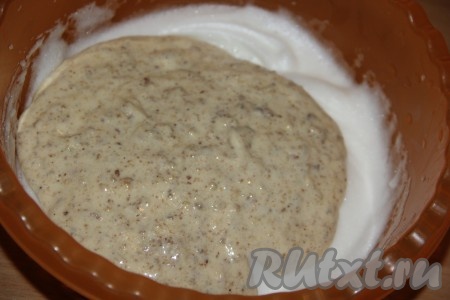 Добавить тесто во взбитые белки и аккуратно перемешать лопаткой.&nbsp;
