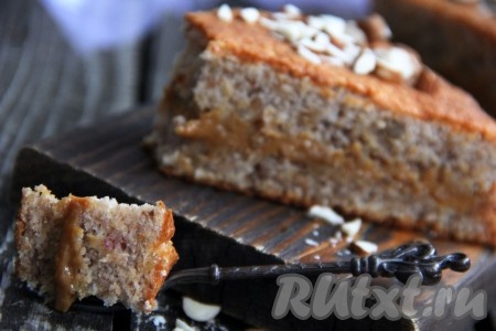 Украсить тортик можно по вашему желанию, я просто посыпала дроблёными орехами. Нарезать очень вкусный, в меру сладкий, нежный ореховый торт с варёной сгущёнкой на кусочки и подать к чаю.