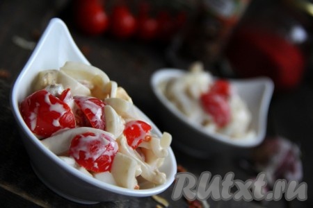 Очень нежный салат, приготовленный из кальмаров с помидорами и яйцами, сразу подать к столу. Этот простой салатик своим прекрасным вкусом понравится многим!
