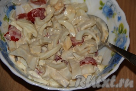Салат из кальмаров с яйцами и помидорами посолить по вкусу, заправить майонезом и перемешать.
