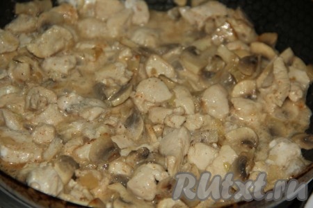 Перемешать, потомить жульен с курицей и грибами на небольшом огне минуты 3, снять с огня и дать остыть.
