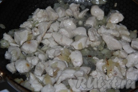 Обжарить кусочки курицы с луком в течение 10 минут, иногда помешивая.
