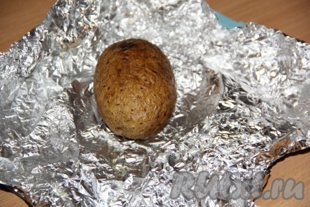 Готовую картошку достать из духовки, аккуратно развернуть фольгу.
