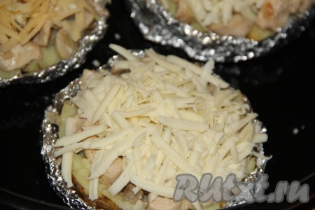 Сыр натереть на тёрке и щедро посыпать жульен.
