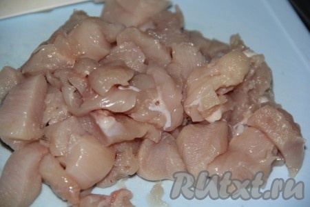 Куриное филе нарезать на средние кубики.
