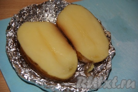 Сформировать из фольги тарелочки с бортиком. На тарелочку из фольги выложить картофелину и разрезать на две части.
