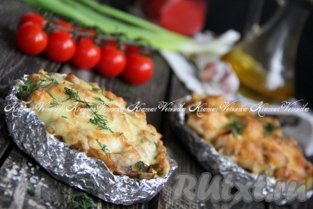 Запекать жульен с курицей и грибами в картошке в разогретой духовке минут 10-15 при температуре 200 градусов. Жульен получился с аппетитной золотистой корочкой, сытным и очень вкусным. К столу подаём в горячем виде в тарелочках из фольги. Уверена, эта наивкуснейшая закуска никого не оставит равнодушным и точно понравится многим!