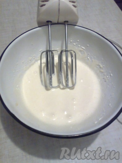 Взбиваем миксером до побеления массы (в течение 1 минуты).
