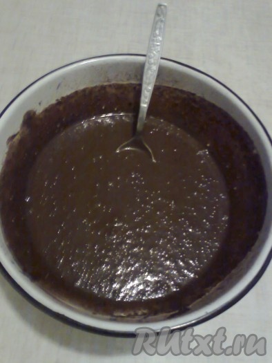 Добавляем кефир, соду, погашенную уксусом, ванильный сахар, растительное масло и продолжаем взбивать до однородности.
