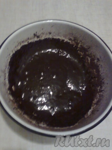 Добавляем какао и продолжаем взбивать миксером до однородности.
