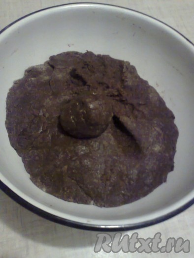 Тесто должно получиться мягким. Муки может уйти меньше или больше.&nbsp;
