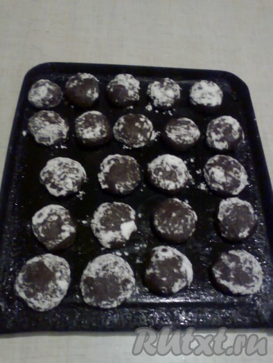 На противень, смазанный растительным маслом (или застеленный пергаментом), выкладываем шарики так, чтобы сторона с пудрой была сверху. Немного прижимаем шарики ладонью.&nbsp;

