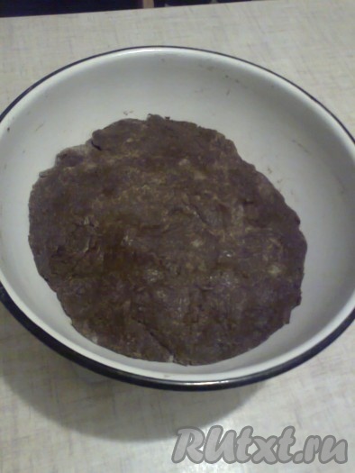 Добавляем понемногу просеянную муку, тщательно перемешиваем ложкой. Подсыпая ещё муку, замешиваем тесто. Когда тесто станет по консистенции, как&nbsp;пластилин,&nbsp;оно готово.&nbsp;
