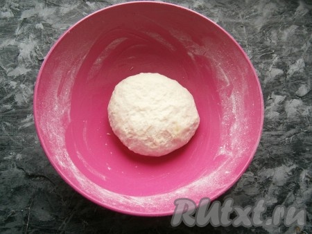 Влить постепенно тёплую воду, замешивая тесто. Тесто для пиццы должно получиться мягким, но плотным и эластичным. Оставить тесто, прикрыв плёнкой, на 30-35 минут.
