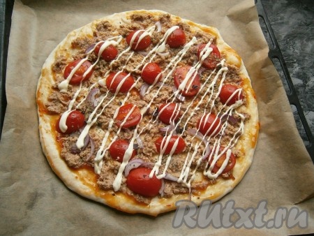 Смазать пиццу немного майонезом (по желанию).
