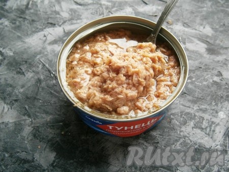 Для приготовления начинки открыть баночку с консервированным тунцом (у меня тунец измельчённый).
