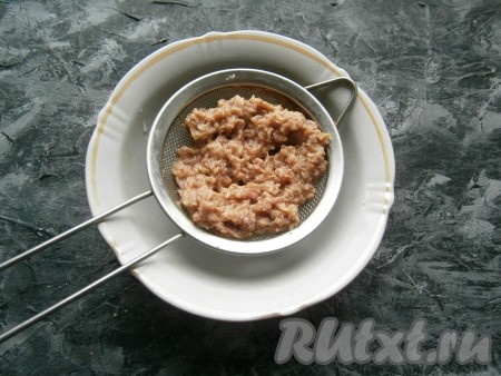 Поместить консервы в мелкое ситечко, чтобы стекло масло. Если у вас тунец кусочками, то просто нужно достать кусочки рыбы из банки и измельчить вилкой (масло из банки не добавляем, измельчаем только тунца).
