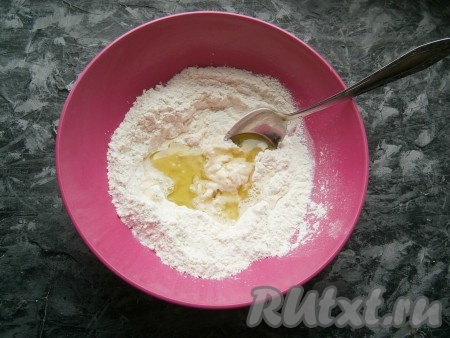 В центре смеси муки и дрожжей сделать углубление, влить оливковое масло.
