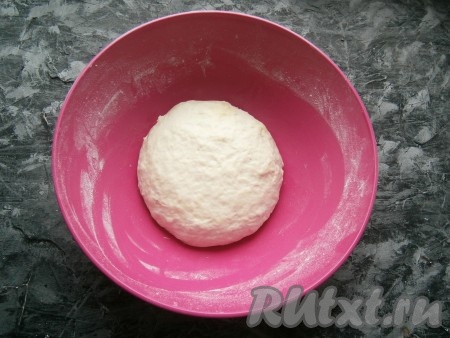 По прошествии времени тесто немного увеличится в размере. Подошедшее тесто обмять руками.
