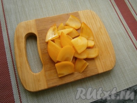 Хурму нарезать тонкими ломтиками.