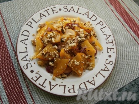 Полить салат с хурмой и курицей оставшимся оливковым маслом и посыпать измельчёнными грецкими орехами. Дать салатику пропитаться и соединиться вкусам в течение 5-7 минут.
