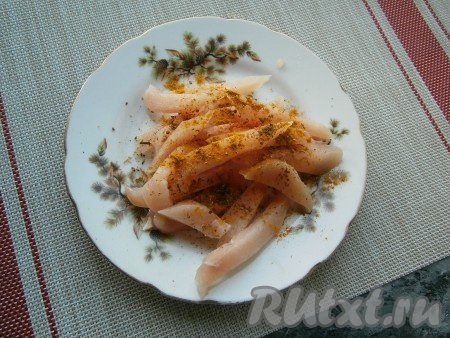 Куриное филе нарезать длинными кусочками, посыпать солью и приправой для курицы, перемешать.
