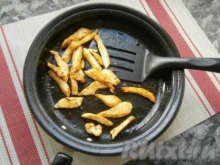 Влить на сковороду 1 столовую ложку оливкового масла, выложить кусочки куриного филе, обжарить мясо на среднем огне до готовности и румяности (в течение 5-7 минут).
