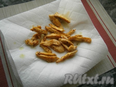 Выложить филе на бумажное полотенце, чтобы удалить лишний жир, остудить.