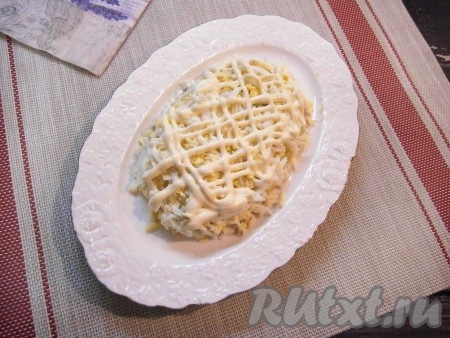 Натёртые на крупной тёрке яйца выложить следующим слоем, немного посолить и смазать майонезом.
