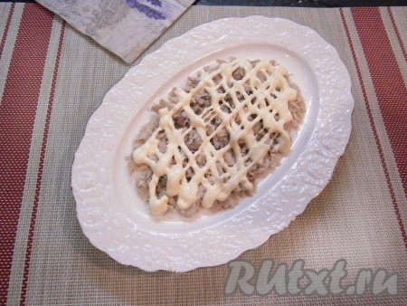 Куриное мясо нужно предварительно отварить в подсоленной воде в течение минут 40-45, остудить его и мелко нарезать. Яйца куриные отварить в течение минут 10 с момента закипания воды, затем дать им остыть и очистить. На плоское овальное блюдо выложить куриное мясо первым слоем в форме овала, чуть посолить, поперчить его, смазать майонезом.
