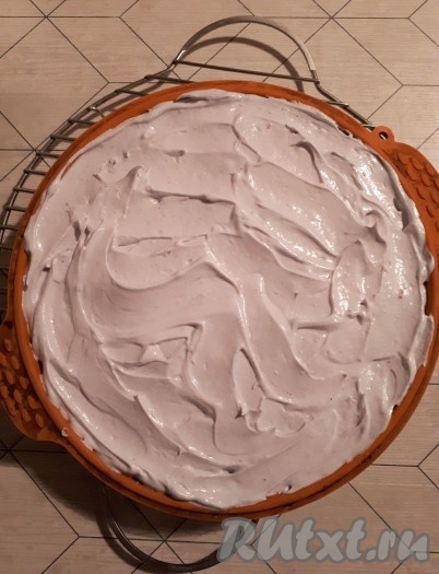 Поверх яблочной начинки выложить безе.
