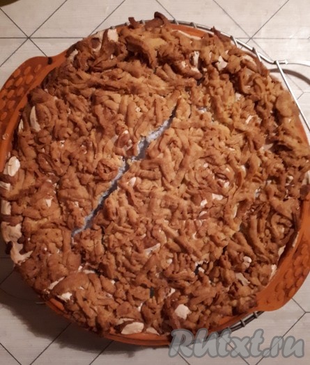 Допечь пирог в духовке 40-45 минут при температуре 180 градусов (до золотистого цвета). Готовый яблочный пирог с безе вынуть из духовки и остудить.
