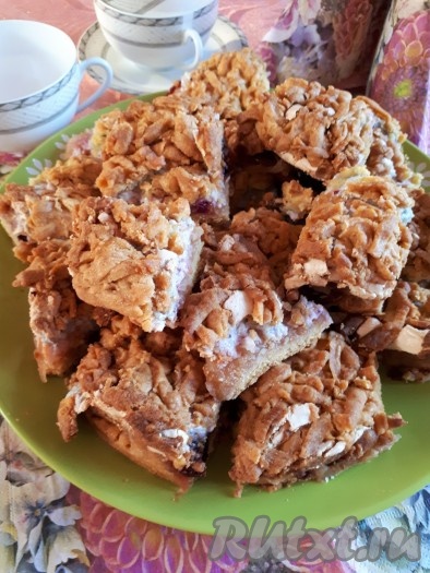 Остывший яблочный песочный пирог с безе нарезать на кусочки и подать к столу с чашечкой свежезаваренного чая.
